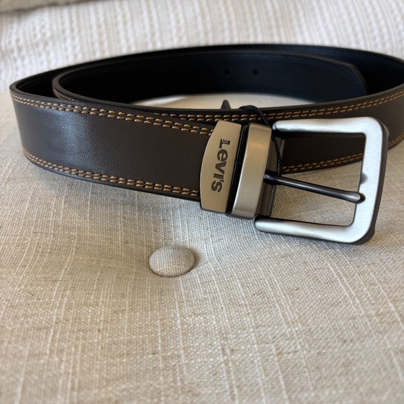 NWT Levi's leather belt with a gunmetal buckle, Size 38, Brown - Picture 3 of 5